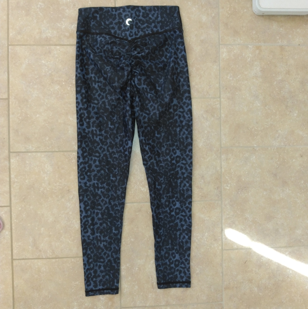 Zyia Leopard Scrunch butt leggings